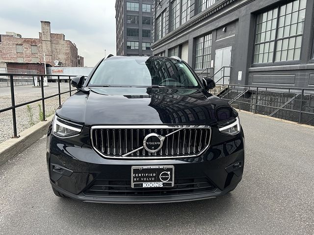 2025 Volvo XC40 B5 Plus Dark Theme